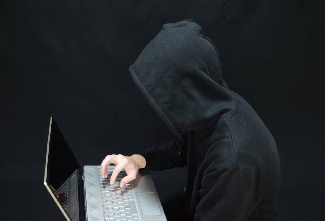 高額スパチャ常連のファンがストーカー化…ライブ配信が怖くなった|20代女性からの調査相談