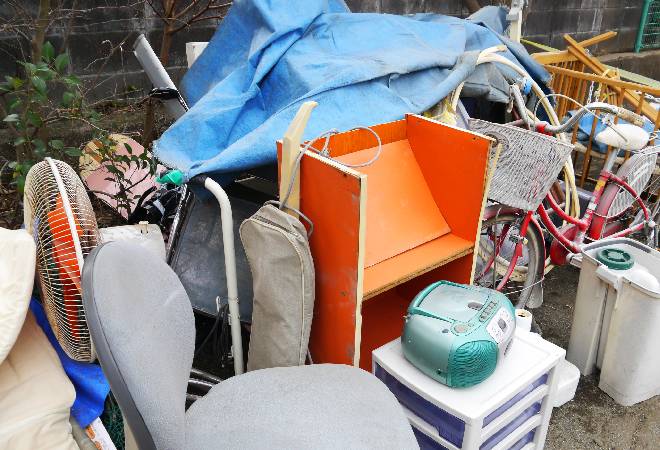 うちの前に粗大ごみが…」引っ越したご近所さんの置き逃げに困っています｜探偵利用事例