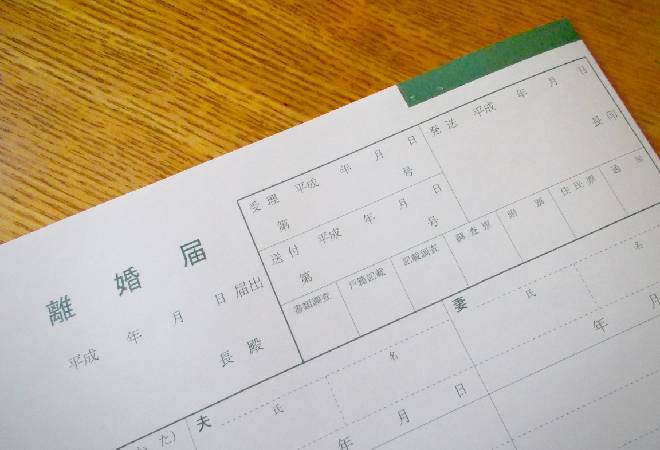 義母の介護中に夫が浮気…介護離婚を考える前に知ってほしい対処法