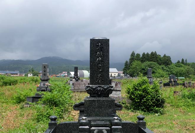 墓石が山中に不法投棄されていた…｜探偵利用事例