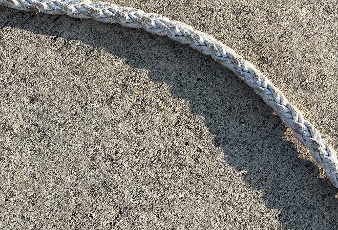 道路に張られたロープで転倒事故｜探偵調査事例