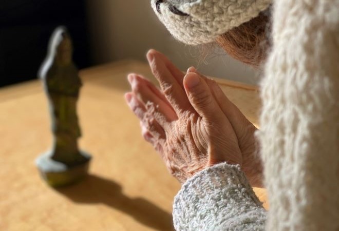 高齢の親が新興宗教に夢中？母が通う団体の正体を調べたい｜探偵利用事例