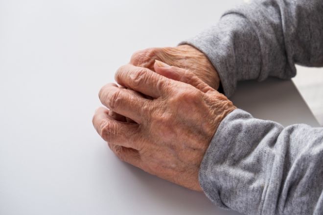 何十年も消息不明…同窓会のため、父の旧友を探したい｜娘が探偵に依頼した人探し事例