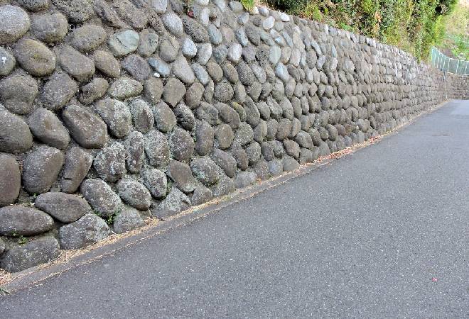 住民から「擁壁が崩れそう」との報告が…所有者不明で補修が進まない｜探偵利用事例