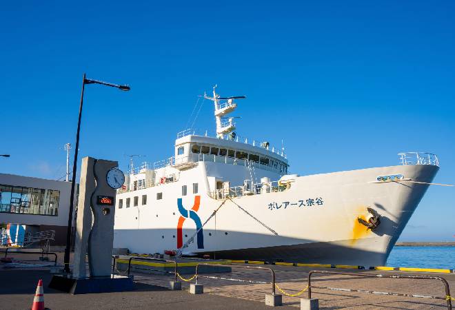 停泊している客船の画像。