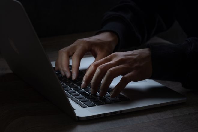 推しの配信者のマネージャーを名乗る人物から支援要請――信頼を悪用した詐欺被害の実態|探偵利用事例