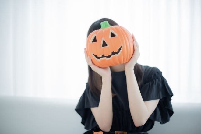 露出の多いハロウィン仮装写真が性的な文章と共にSNSに晒された…｜盗撮犯の特定と法的対応に至った探偵調査事例