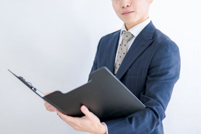 倒壊リスクの高い空き家の所有者が死亡、相続人もわからない…|自治体職員(40代男性)からの調査相談